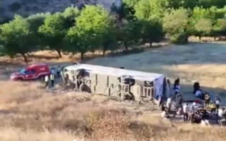 Yolcu otobüsü şarampole devrildi, çok sayıda yaralı var