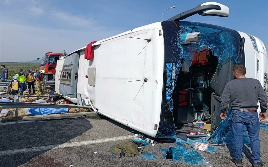Manisa’da korkunç kaza! Tur otobüsü ile çekici çarpıştı