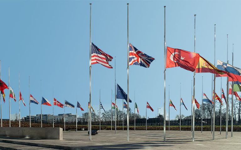 NATO karargahındaki bayrakları yarıya indirdi
