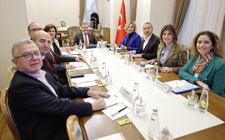Nureddin Nebati turizmcilerle bir araya geldi