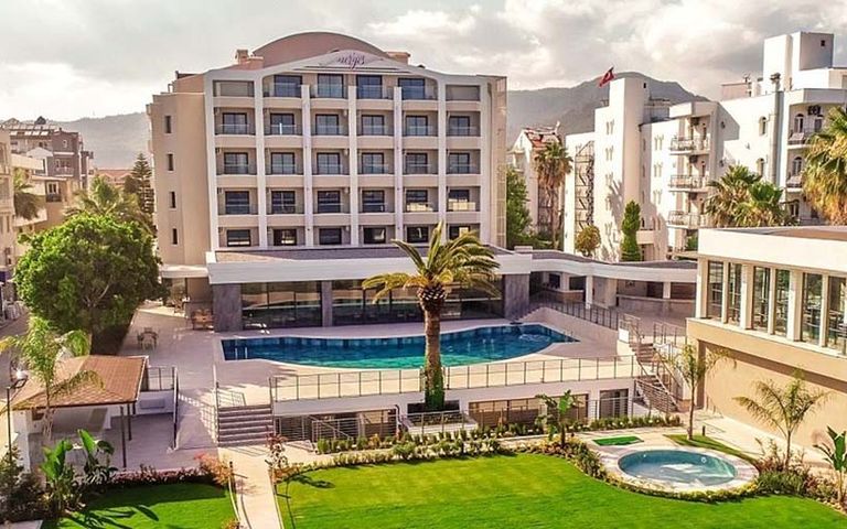 Yeni başkan eski başkanın 34 yıllık otelini mühürletti