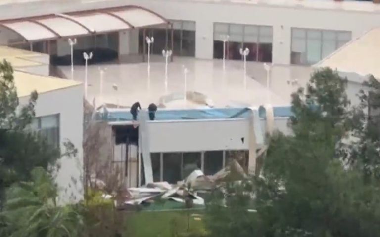 Antalya’da fırtına otelin çatı kaplamasını uçurdu