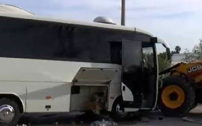 Antalya’da otele misafir götüren minibüs ile iş makinesi çarpıştı, 23 yaralı