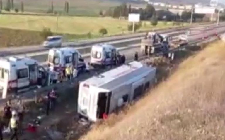Yolcu otobüsü şarampole devrildi, 1 ölü 30 yaralı