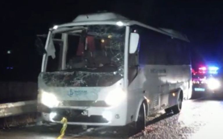 Deprem bölgesinden dönen otobüs devrildi: 3 ölü 19 yaralı