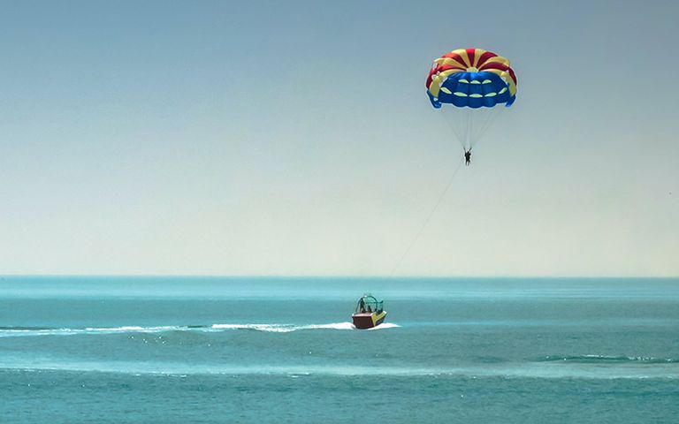 Yunanistan’da deniz paraşütünden düşen turist hayatını kaybetti