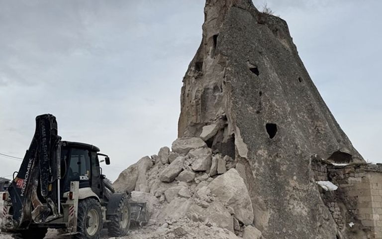 Kapadokya'da peribacası yıkıldı