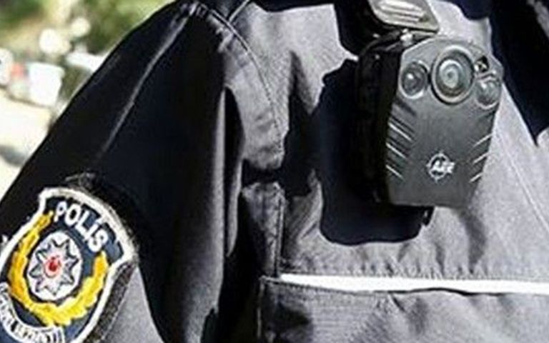 Emniyet'te yeni dönem: Polislere yaka kamerası takılacak