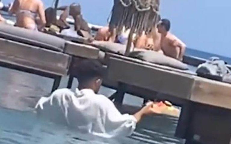 Ünlü turizm bölgesinde garsonlar suyun içinde servis yaptı