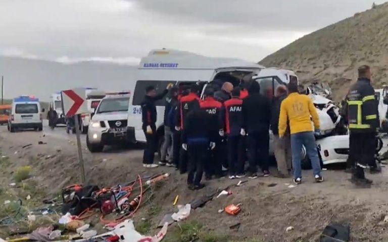 Sivas’ta TIR ile yolcu minibüsü çarpıştı, çok sayıda ölü ve yaralı var