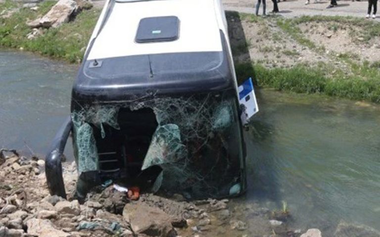 Yolcu otobüsü dereye uçtu, 7 yaralı