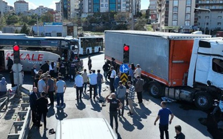 Tekirdağ’da yolcu otobüsü ile TIR çarpıştı, 3 yaralı