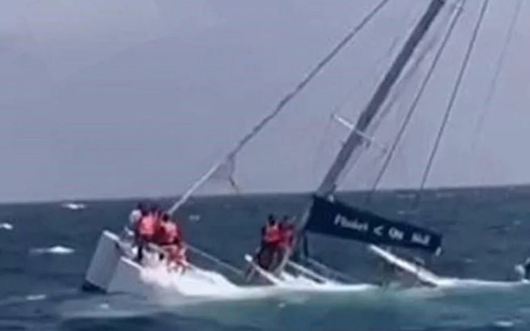 Phuket’te 33 turisti taşıyan tekne alabora oldu