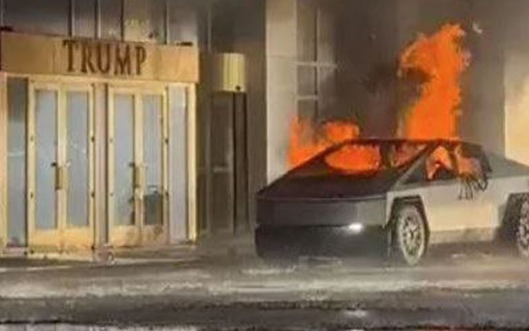Donald Trump’ın otelinin önünde patlama, ölü ve yaralılar var