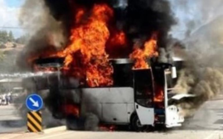 Antalya’da tur otobüsü alev alev yandı