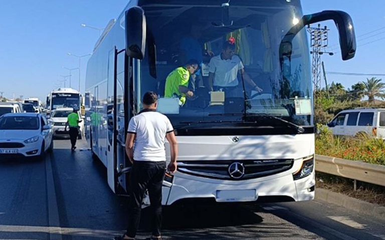 Antalya’da motosiklete tur otobüsü sürücüsü alkollü çıktı