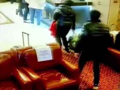 Turistlerin çantalarını çalan şüpheliler yakalandı