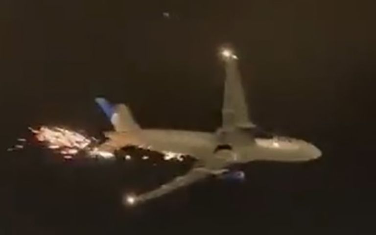 Amerika’da motorundan kıvılcım çıkan uçak acil iniş yaptı