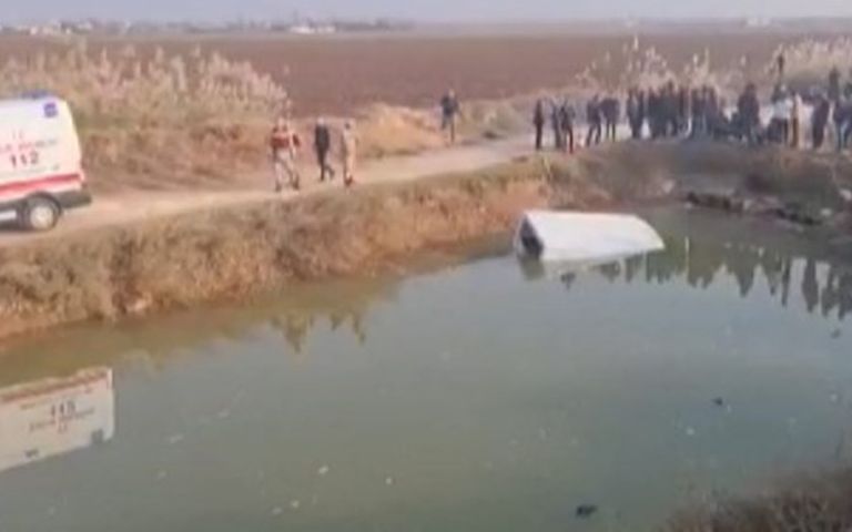 Minibüs sulama kanalına düştü, ölü ve kayıplar var