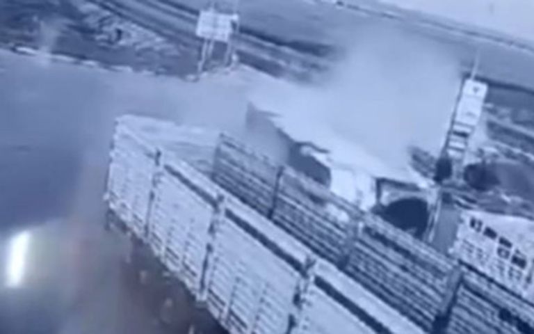 Şanlıurfa’da otomobille çarpışan yolcu otobüsü akaryakıt istasyonuna devrildi