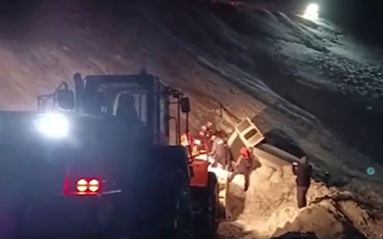 Van’da yolcu minibüsü çığ altında kaldı: 1 ölü, 12 yaralı