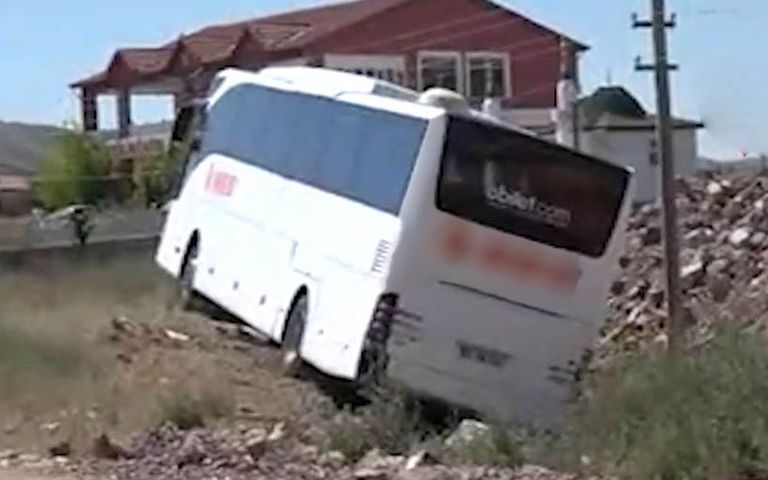 Yolcu otobüsü şarampole düştü, 8 yaralı